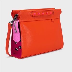 Min & Mon - New York / Red Cross body